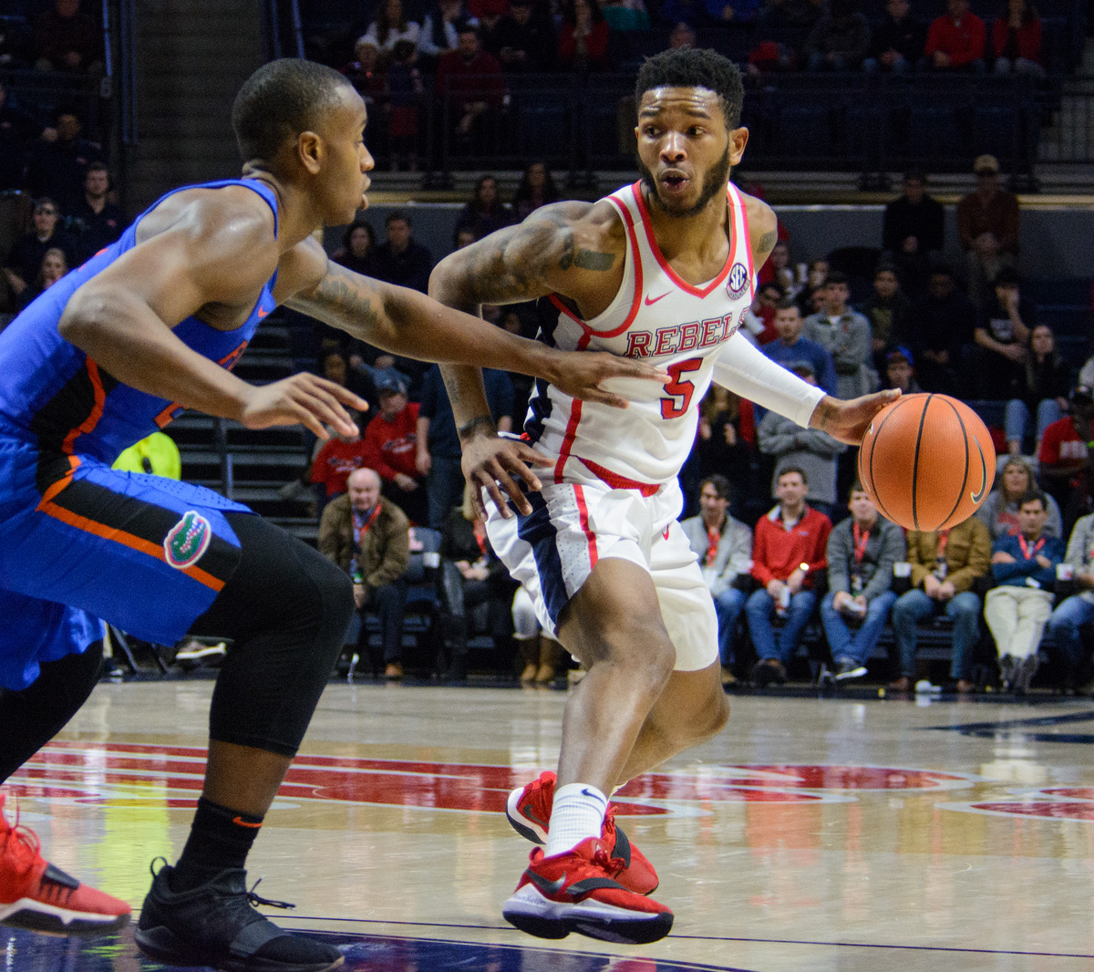 Close losses, streaky shooting define men’s basketball’s first act