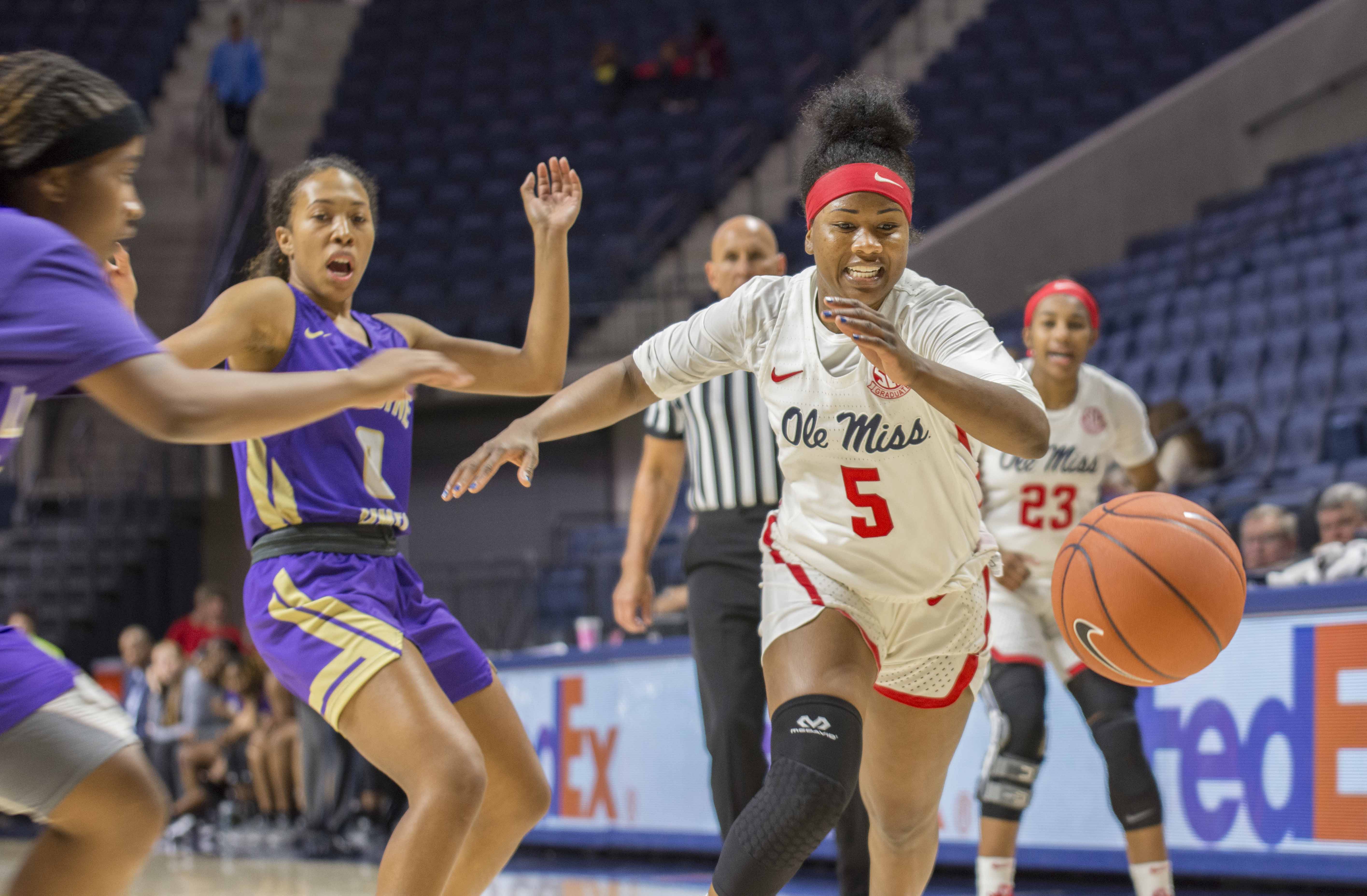 Women’s basketball routs Lemoyne-Owen in exhibition