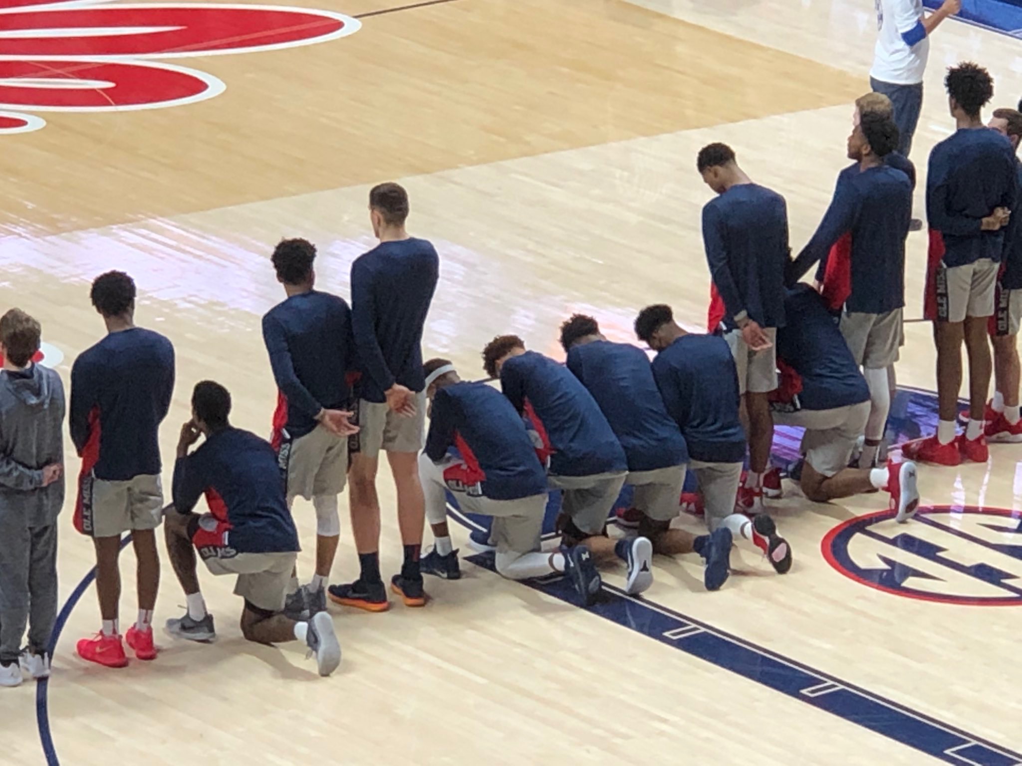 Ole Miss Basketball Players Kneel During National Anthem As Neo-Confederate  Activists March On Campus - The Daily Mississippian