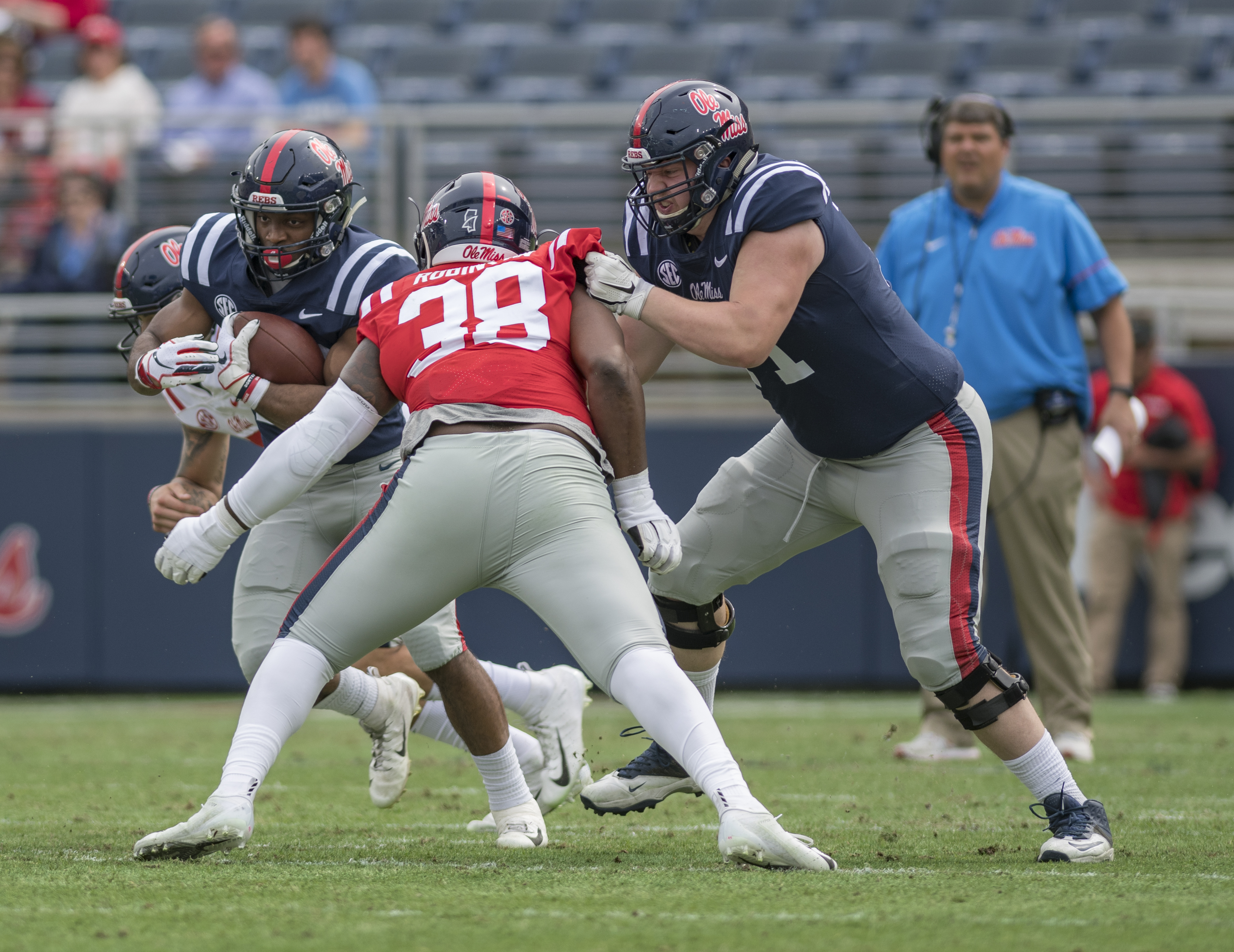 The defense held off the offense to win the 2019 Grove Bowl, wrapping up the spring football season