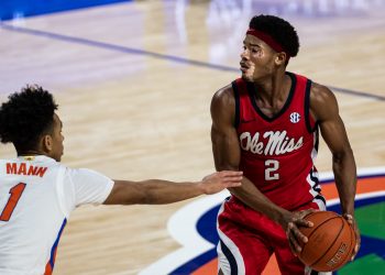 Men’s hoops can’t build off early week win, falls to Arkansas at home