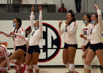 Volleyball forces five set match in a loss to Kentucky