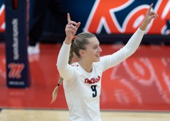 Ole Miss Women’s Volleyball defeated twice by the No. 7 Florida Gators