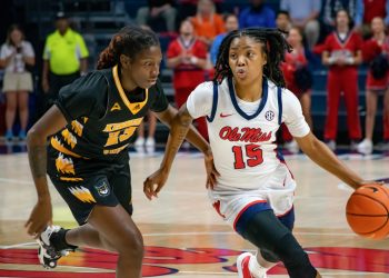 Women’s basketball overcomes multiple deficits to take down Kennesaw State 72-60