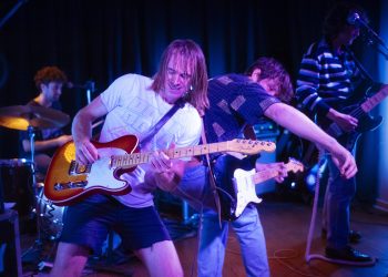 Sea of excitement ripples for surf-rock band Easy Honey