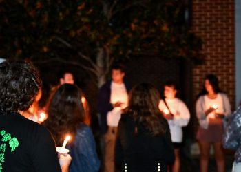 UM Hillel holds candlelight vigil to mourn dead, pray for peace