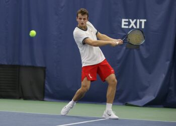 Men’s tennis drops close match to Arkansas