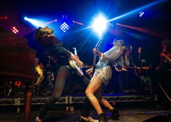 Double Decker 28 rocks the Square