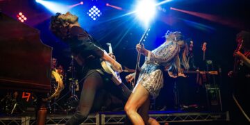 Double Decker 28 rocks the Square