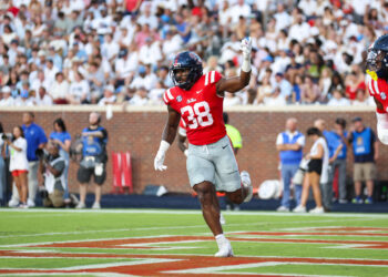 Linebacker Tyler Banks wins the 2025 Chucky Mullins Courage Award