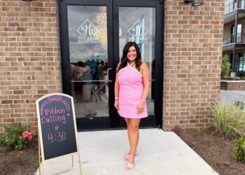 H Squared boutique cuts ribbon on Oxford location