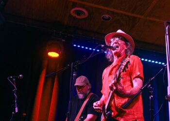 Review: James McMurtry brings decades of musical expertise to Proud Larry’s
