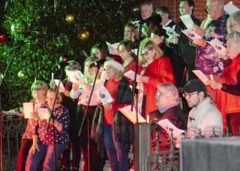 Let’s get lit: Oxford Square plugs into the holiday spirit