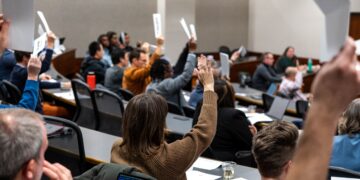 Joint faculty senate session passes free speech resolution