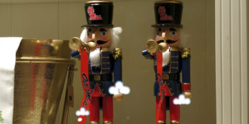 Oxford kicks off holiday season with ‘Snow Globe Town’ magic