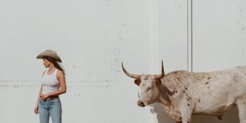 Kacey Musgraves searches for a new sound in “Middle of Nowhere”