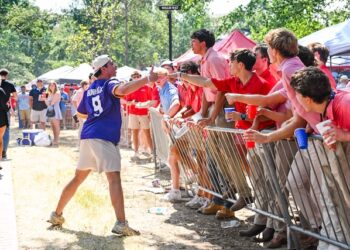 Trash and traffic overwhelm after LSU game