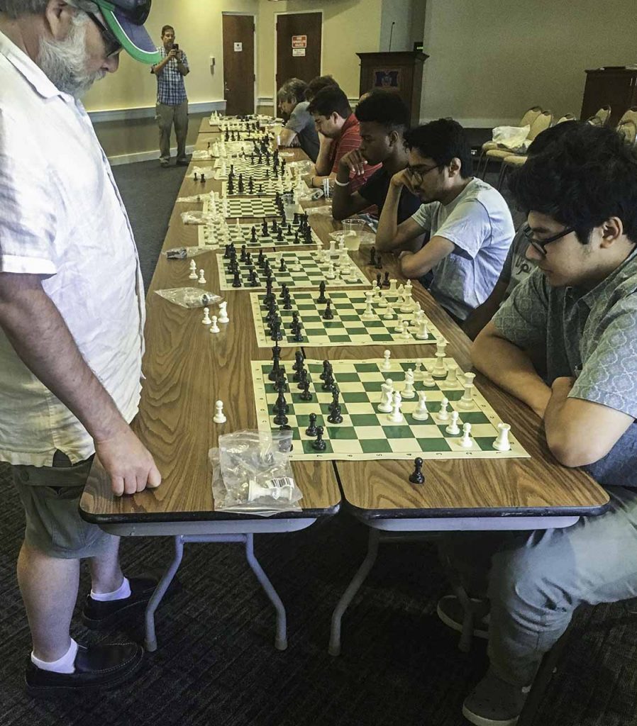 International chess master defeats 10 opponents at once - The Daily  Mississippian